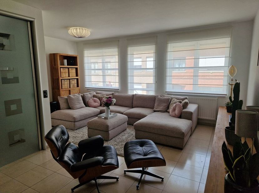 In een rustige straat te Wommelgem bevindt zich deze verzorgde bel-etagewoning uit 1996 op een perceel van 237 m². De woning combineert een praktische