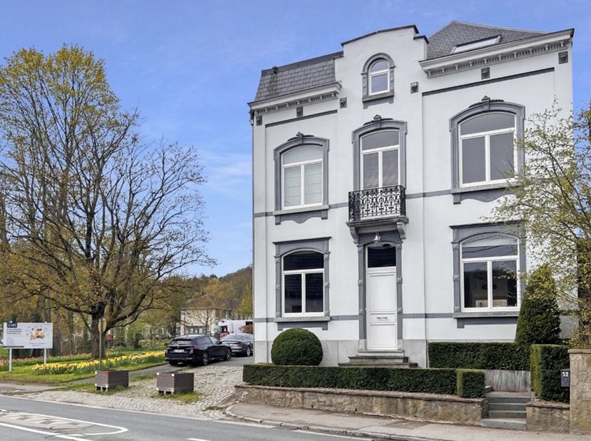 <br />
Découvrez cette magnifique maison de maître, entièrement rénovée, où volumes généreux, style raffiné et lumière naturelle créent un effet imméd
