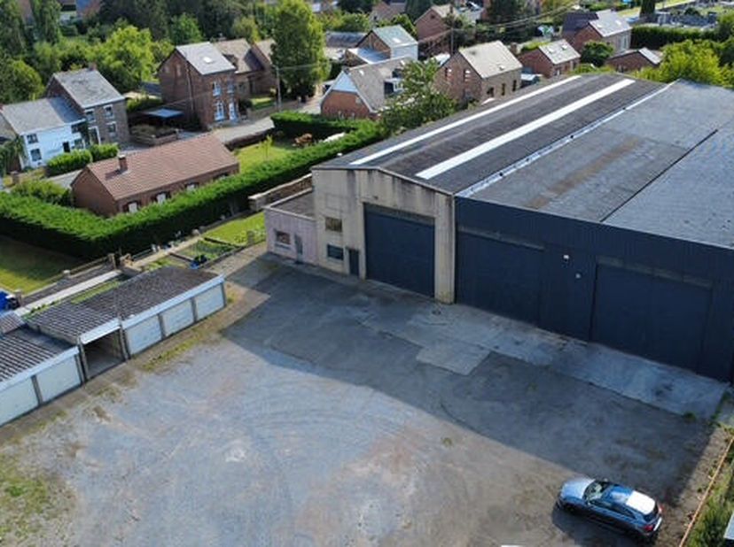 Immédiatement disponibles. Idéalement situés. Vaste parking. Projet de club de Padel accepté partiellement, renseignements sur demande.