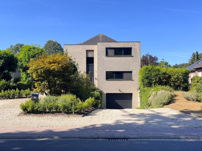 Indeling:&amp;nbsp;<br />
Gelijkvloers: inkomhal, keuken, leefruimte, slaapkamer of bureauruimte met ingebouwde kasten, badkamer, toilet.<br />
Verdieping