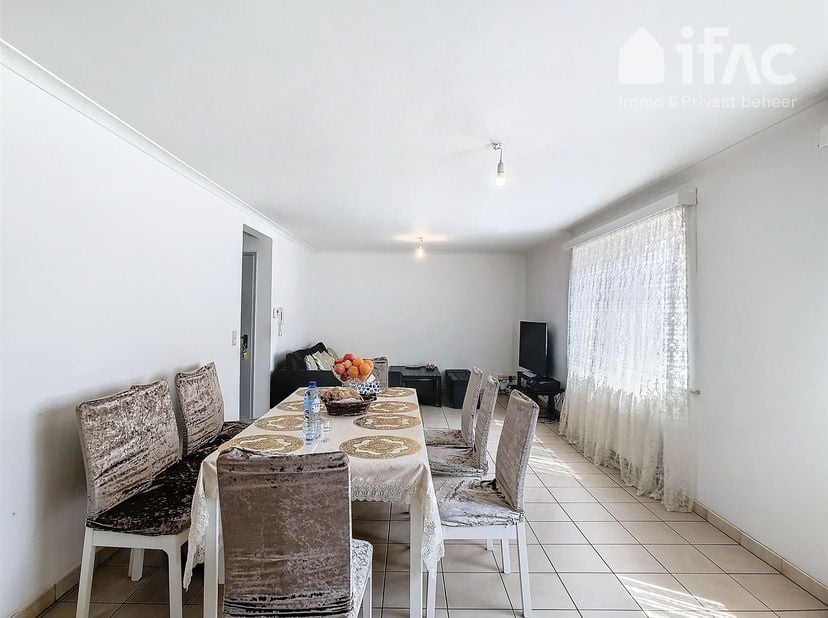 Gezellig appartement met 2 slaapkamers in zeer goede staat in het centrum van Tervuren.<br />
<br />
Eerste verdieping: Inkomhal (7m²) met apart toile
