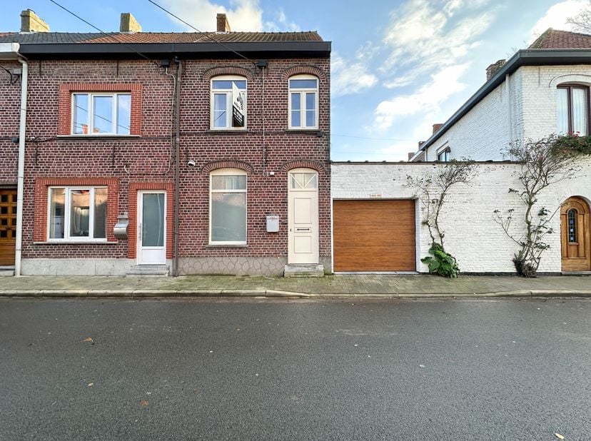 Deze gerenoveerde woning met drie slaapkamers en autostaanplaats is gelegen nabij het centrum van Roeselare. Verschillende warenhuizen, horeca, onderw