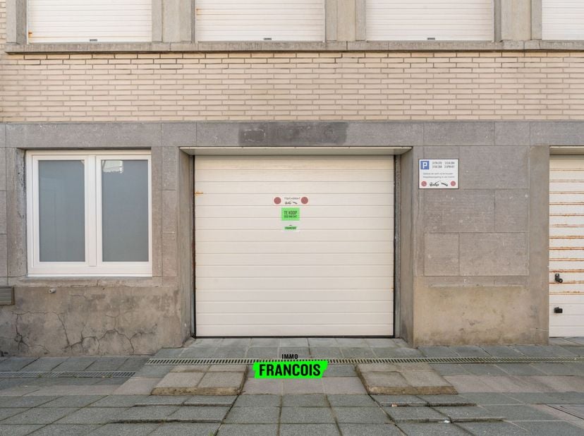 Deze ruime garage met voorliggende privé-staanplaats is gelegen onder een kleine residentie in het centrum van Blankenberge.<br />
Op wandelafstand va