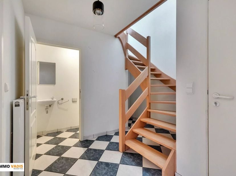 Dit instapklaar duplex appartement met een ruime en praktische indeling ligt in een rustige straat in Riemst.<br />
Via de inkomhal met apart gastento