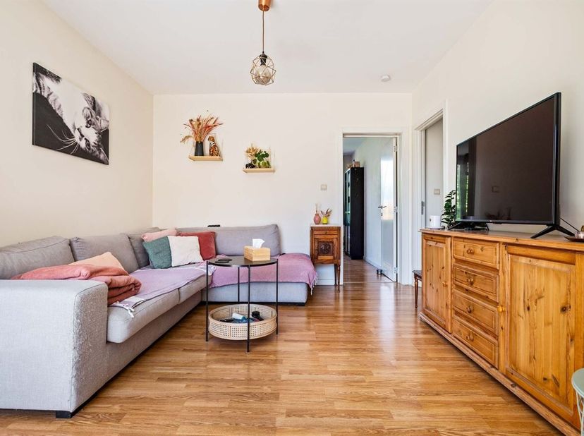 Karaktervol appartement (61m²) voorzien van twee slaapkamers en een zonnig terras op toplocatie biedt een uitstekende opportuniteit voor eigen bewonin