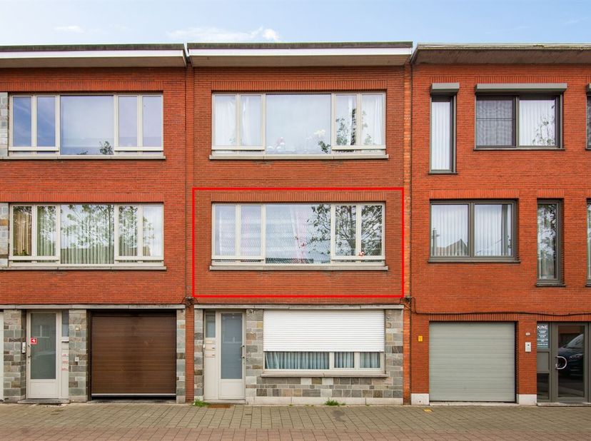 Ruim appartement (93m²) voorzien van twee ruime slaapkamer en garage verplicht bij aan te kopen t.w.v. € 25.000 biedt tal van mogelijkheden voor start