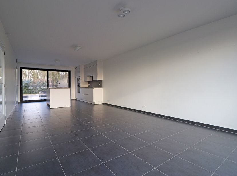 Lichtrijke woning in het centrum van Pittem nabij school, supermarkten,...<br />
De woning bestaat uit 3 niveaus: de benedenverdieping beschikt over e