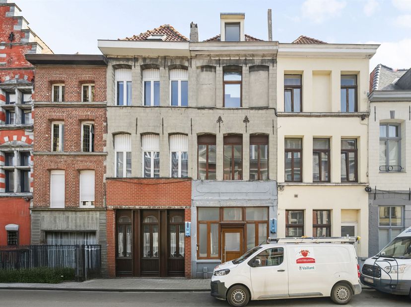 Gelegen in de oudste wijk van Doornik, op een steenworp van de bastions, bestaat deze opbrengstgeigendom met 3 entiteiten uit het volgende:<br />
<br