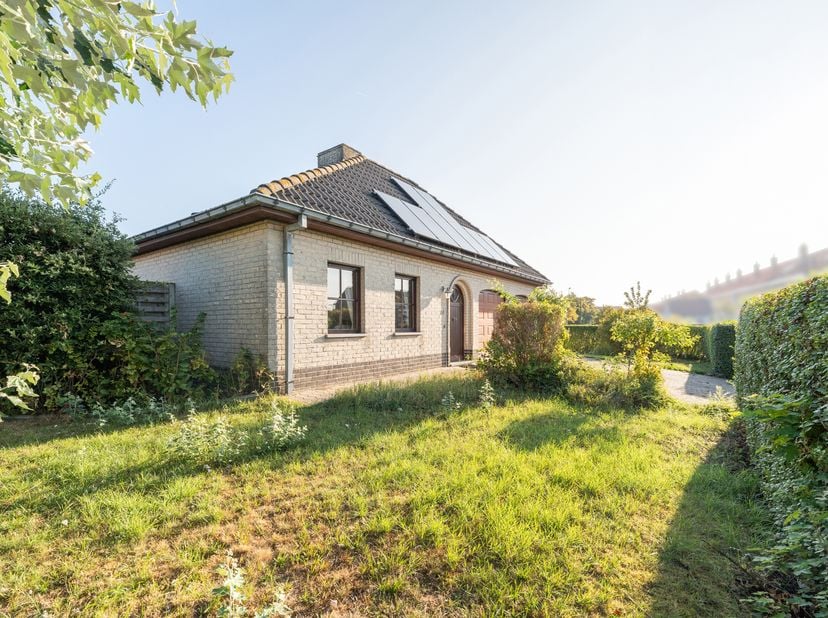 In een doodlopende straat vlakbij de haven van Blankenberge vinden we deze bungalowwoning terug. Een unieke kans voor wie rust, ruimte en een uitsteke