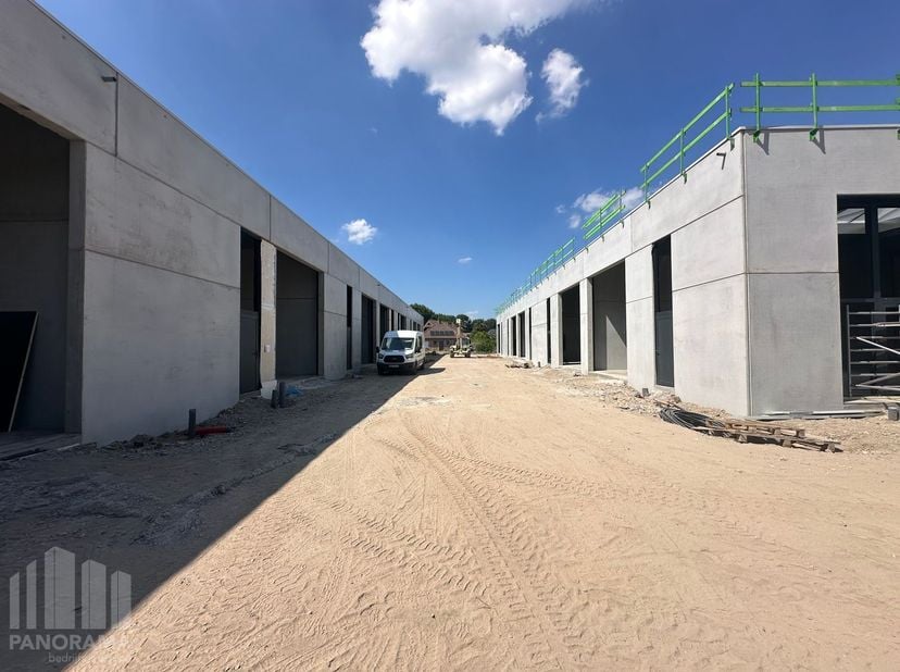 Kwaliteitsvolle nieuwbouw KMO-unit met een oppervlakte van 120 m². De unit maakt deel uit van een nieuw KMO-project "Saros-park" bestaande uit 25 KMO-