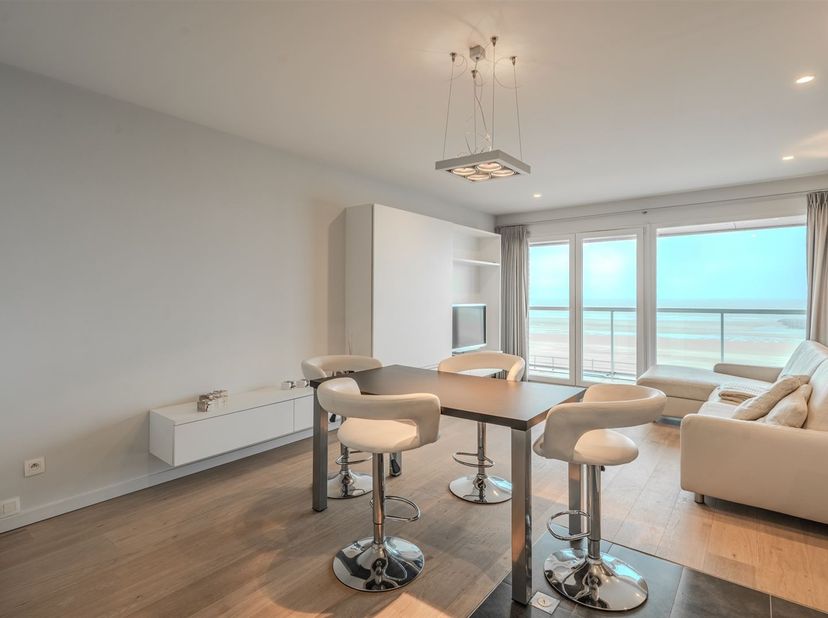 Welkom in dit prachtige modern appartement in Middelkerke, een ideale woonplek voor wie graag woont met centraal zeezicht. Dit elegant ingerichte appa