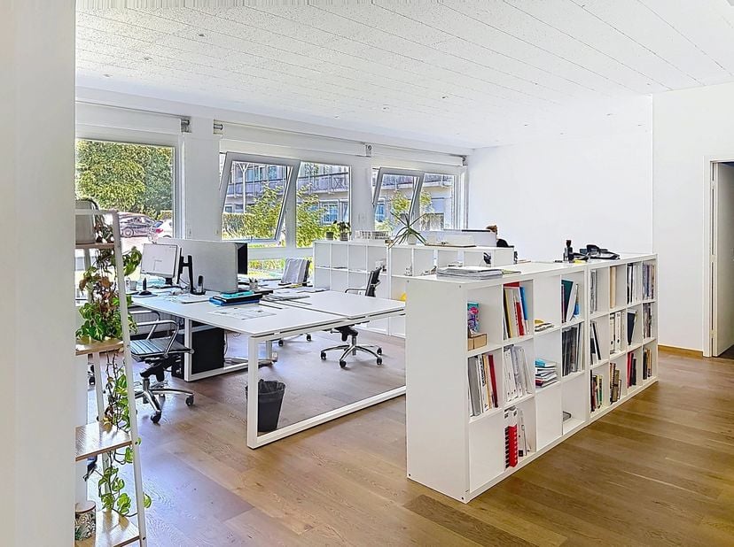 Situés dans un quartier verdoyant et agréable, ces bureaux se trouvent dans un bâtiment fonctionnel construit à la fin des années 60 et rénové en 2010