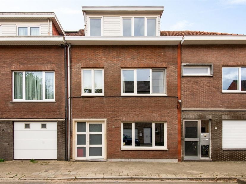 Belle maison rénovée avec 6 chambres sur un terrain de 208 m², offrant de nombreuses possibilités dans un emplacement de choix à Mortsel.<br />
Situat