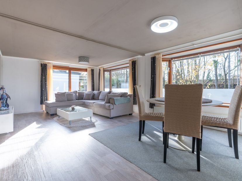 Lagence ERA B-LUX a le plaisir de vous présenter ce bungalow situé à Warre.Nichée dans un cadre exceptionnellement calme et offrant une vue imprenable