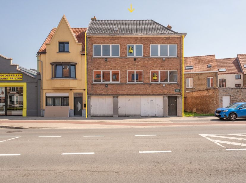 Deze opbrengsteigendom, strategisch gelegen langs de commercieel gegeerde Oostendse Steenweg in Brugge, biedt een unieke investeringskans met tal van