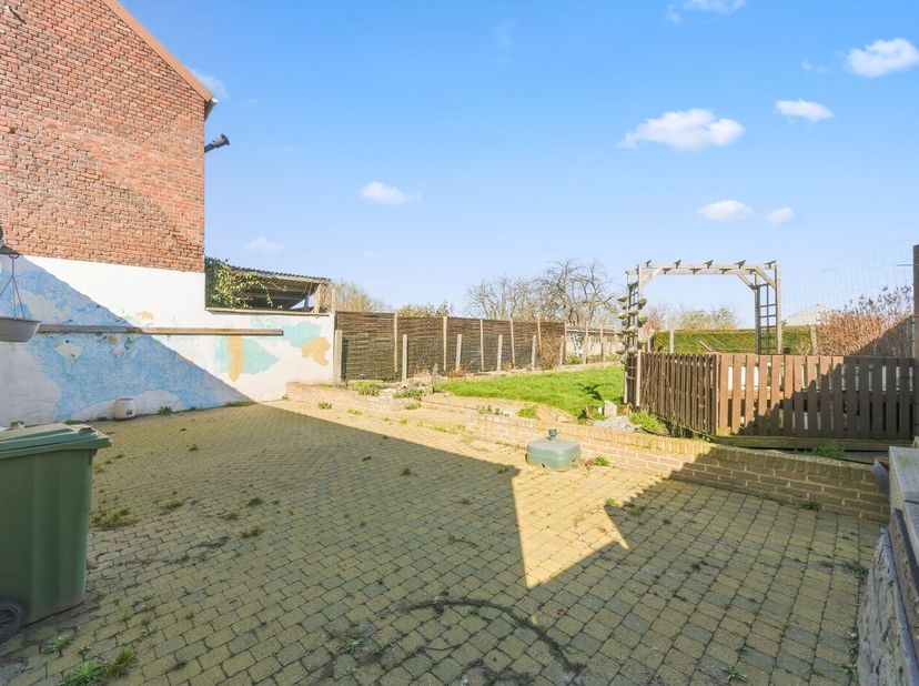 Ruime zeer mooie gezinswoning in het gezellige Oplinter en in de nabijheid van school, bank, apotheker en op 10 min. van het centrum Tienen. Deze grot