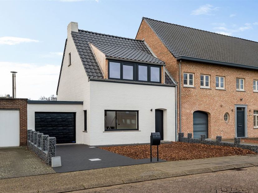 Openhuizendag op zaterdag 13 juni van 14u00 - 15u00<br />
Volledig gerenoveerde gezinswoning met 3 slaapkamers, tuin en garage<br />
Gelijkvloers<br /