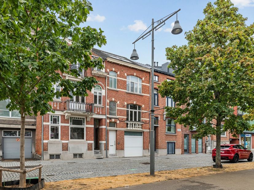 Wonen op een toplocatie! Bent u op zoek naar een ruime, karaktervolle woning in het bruisende hart van Hasselt, maar met de rust van een eigen stadstu