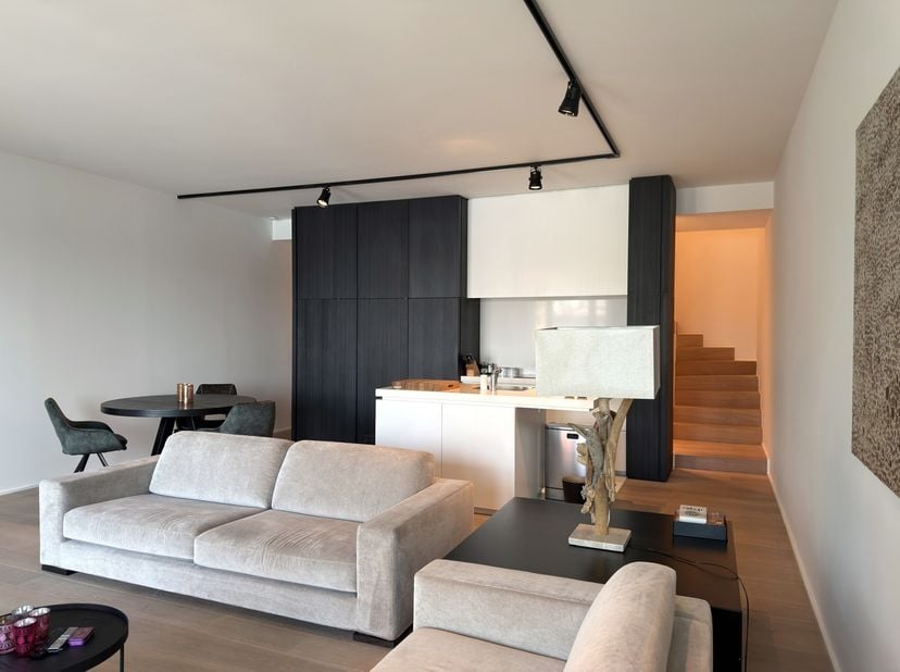 Dit ruime duplexappartement met hoogwaardige afwerking is gelegen op het Eilandje, een van de meest geliefde wijken van Antwerpen. De luxueuze afwerki