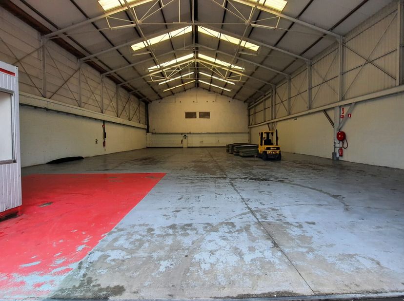 Ligging:Deze loods/werkplaats of opslagruimte (Unit H) is filevrij gelegen op een beveiligd bedrijfsterrein De Bock Zone C Unit H.de expressweg N49-E3