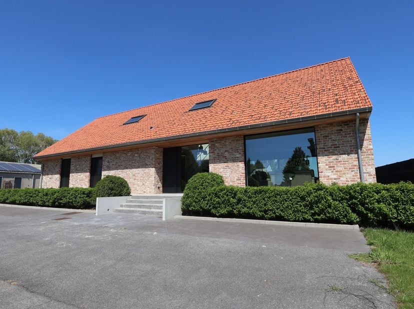 Gelegen in de landelijke Predikboomstraat te Houthulst bieden wij deze uitzonderlijke nieuwbouwvilla te huur aan. De woning werd in 2023 gebouwd en vo