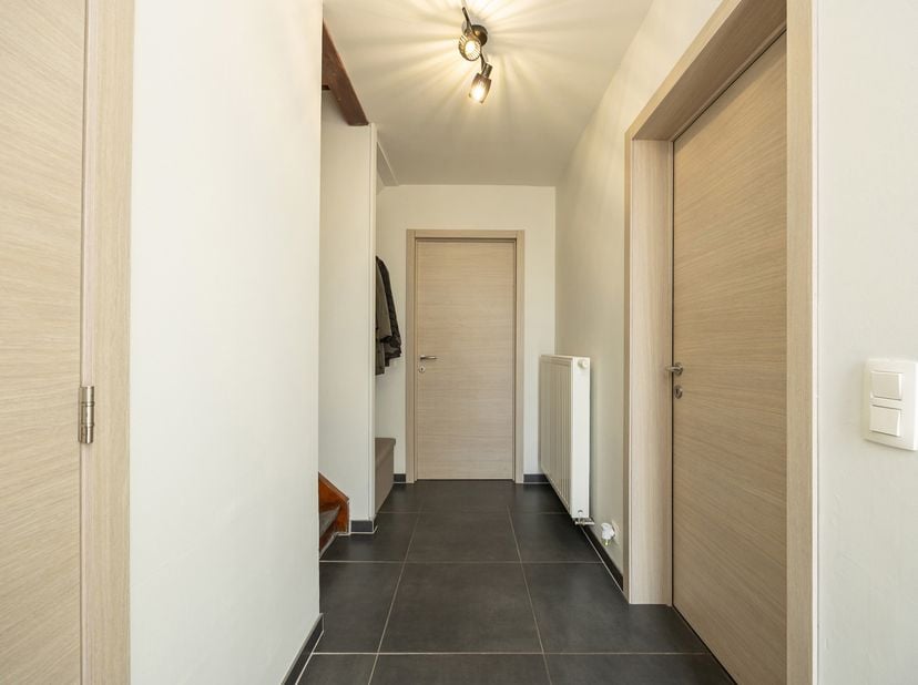 INSTAPKLARE, GEZELLIGE GEZINSWONING (HOB) MET 3 SLAAPKAMERS, INPANDIGE GARAGE OP RUIM PERCEEL TE GENK (WINTERSLAG)<br />
We vinden deze gerenoveerde,
