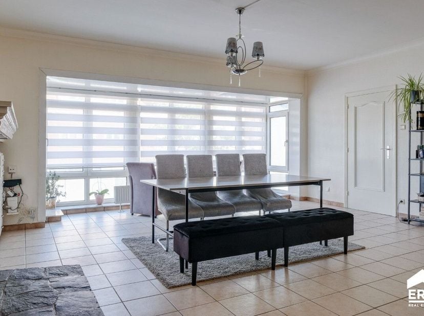 Deze opbrengsteigendom omvat een gelijkvloers handelspand en vier appartementen. Het geheel is verhuurd en levert een stabiel rendement met een maande