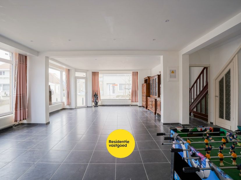 Hoekwoning met 3 woonunits in het centrum van De Panne<br />
In de Adinkerkelaan 6 te De Panne bevindt zich deze interessante gesloten hoekbebouwing m