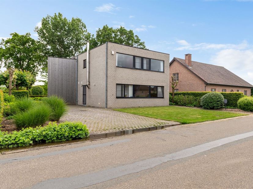 Maison spacieuse, prête à l'emploi, avec panneaux solaires, sur un terrain de 1 400 m²<br />
 La maison date de 1994, est très bien entretenue et répo