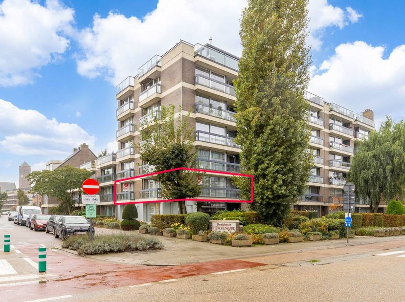 Dit opgeknapt hoekappartement is gelegen in Hasselt en heeft een oppervlakte van maar liefst 125m². Dankzij de grote ramen valt er veel licht binnen e