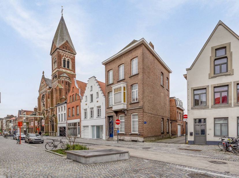 Bent u op zoek naar een uniek huis te koop met karakter en potentieel? Deze statige herenwoning in de Adegemstraat te Mechelen heeft prachtige hoge pl
