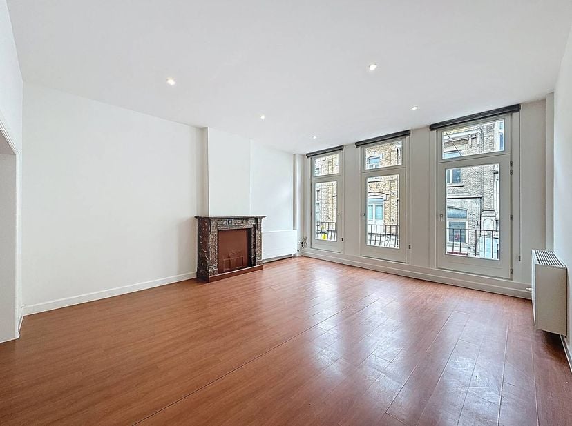 Volledig vernieuwd, lichtrijk appartement met 3 slaapkamers en een terras te huur in Ieper. Het appartement is instapklaar, volledig geschilderd en vo