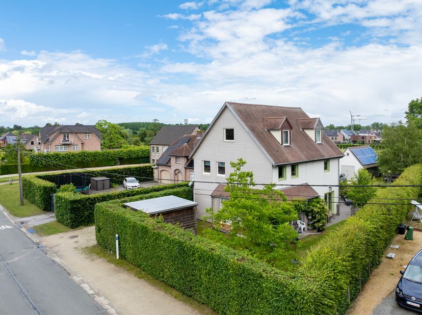 Deze uiterst charmante woning biedt tal van mogelijkheden, is energiezuinig gebouwd en is omringd door een prachtige tuin.<br />
De woning is tevens f