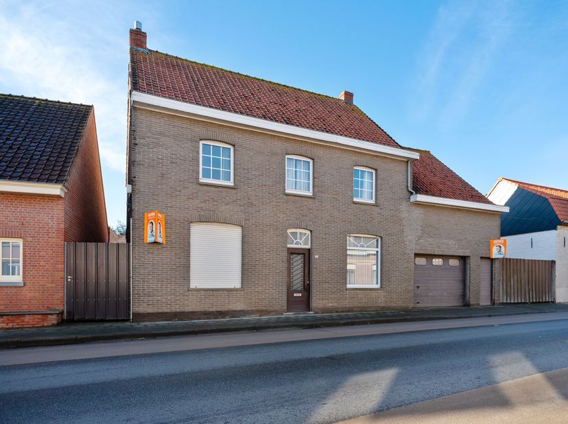 Deze te renoveren woonst is gelegen op fietsafstand van het centrum Ieper en biedt tal van mogelijkheden.<br />
Het gelijkvloerse bestaat uit een hal