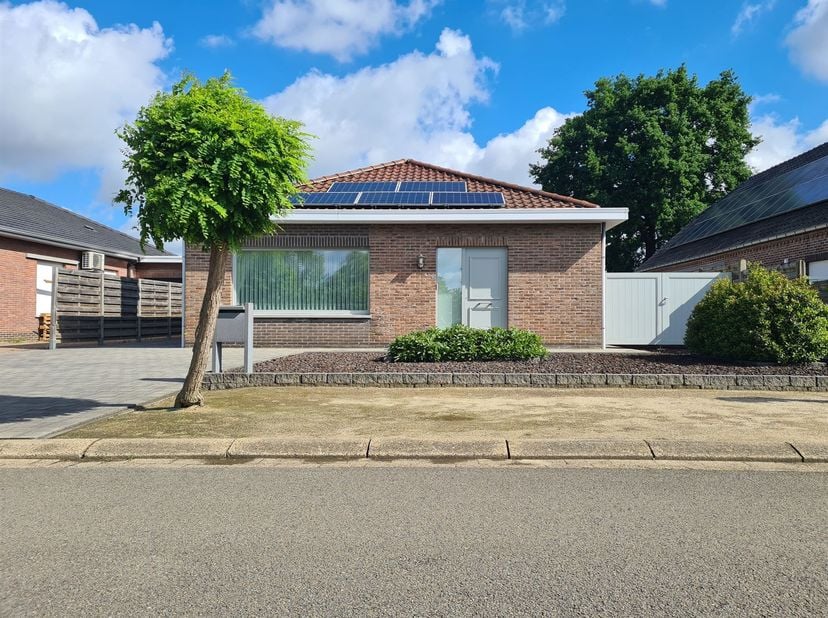 Mooie, instapklare en zeer goed onderhouden woning te Grobbendonk.<br />
Alle ruimtes zijn gelegen op het gelijkvloers, met o.a. 3 slaapkamers, moder
