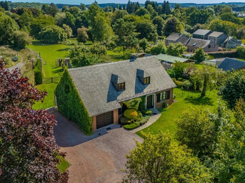 ERA B-LUX presenteert u deze ruime vrijstaande woning op een terrein van 60 are met bijgebouw, ideaal voor paardenliefhebbers of voor multifunctioneel