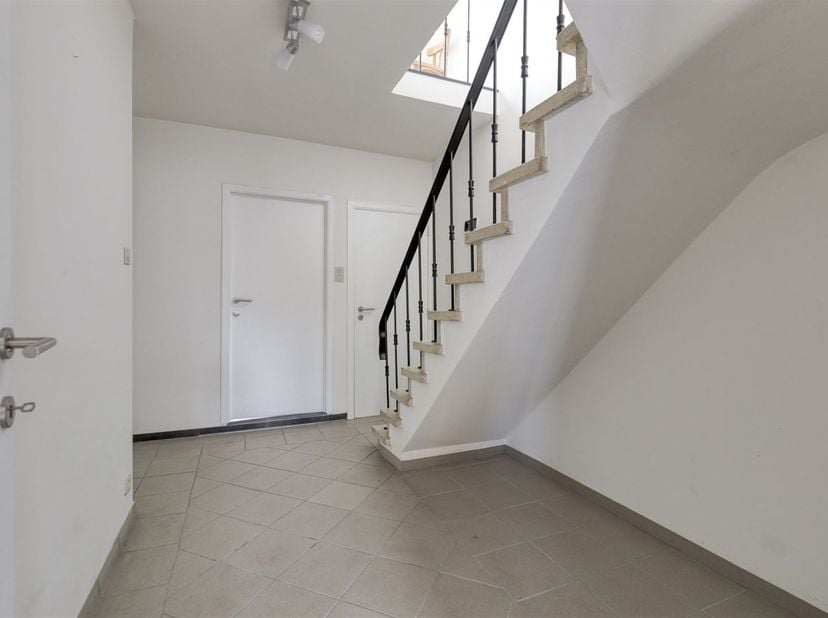 TE KOOP: Duplex-appartement (3slpks) met kantoorruimte of handelsruimte op topligging in Genk!<br />
In de Hoefstadstraat te Genk bevindt zich dit ve