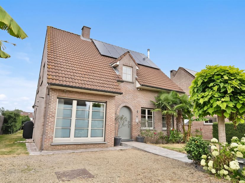 Bent u op zoek naar een ruime, instapklare gezinswoning met een uitstekende bereikbaarheid? Dan is deze vrijstaande landelijke parel precies wat u zoe