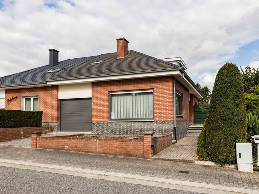 Vivre au calme dans un quartier familial, à proximité du centre d’Audenarde et avec une magnifique vue sur la ville ? Cette maison 3 façades à rénover