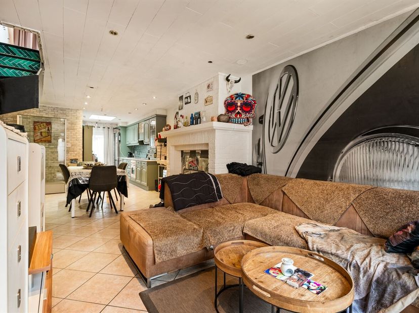 Gezinswoning met 1 slaapkamer en terras<br />
Gelijkvloers<br />
Via de inkomhal met praktische bergruimte bereikt u de leefruimte, die geniet van vee