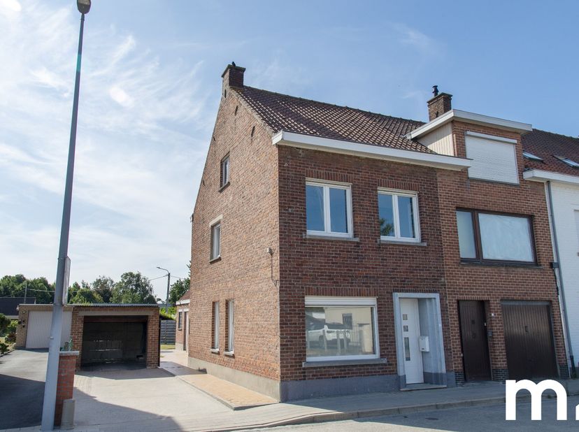 Deze halfopen woning is gelegen in Desselgem is rustig gelegen en toch centraal met een ruime oprit en garage.<br />
Binnen leefruimte met aansluitend