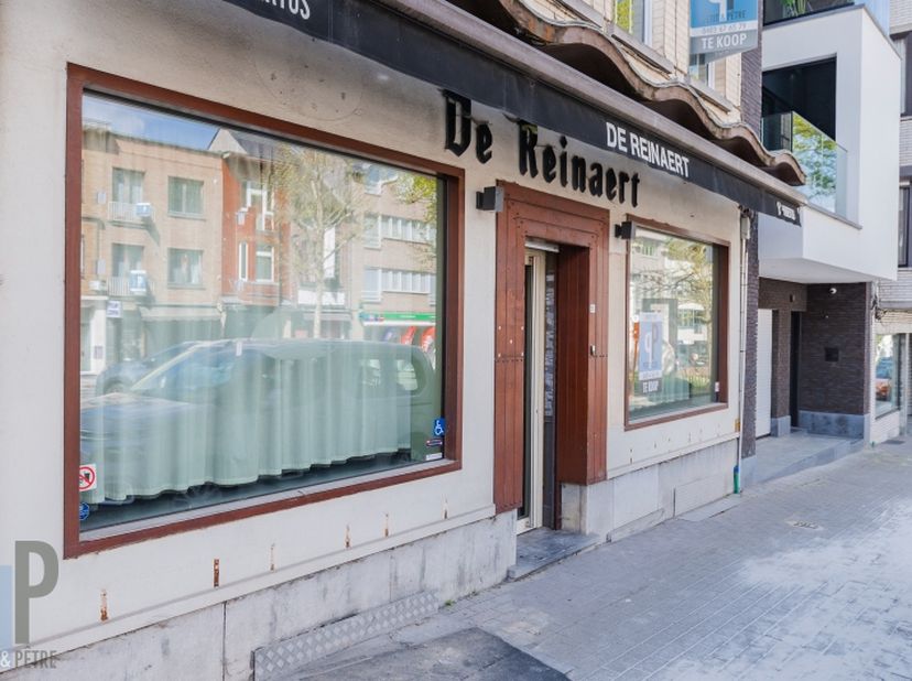 Op een absolute AA ligging vinden we dit commerciële pand, geschikt voor verschillende doeleinden en exploitatie opties. Het betreft hier momenteel ee