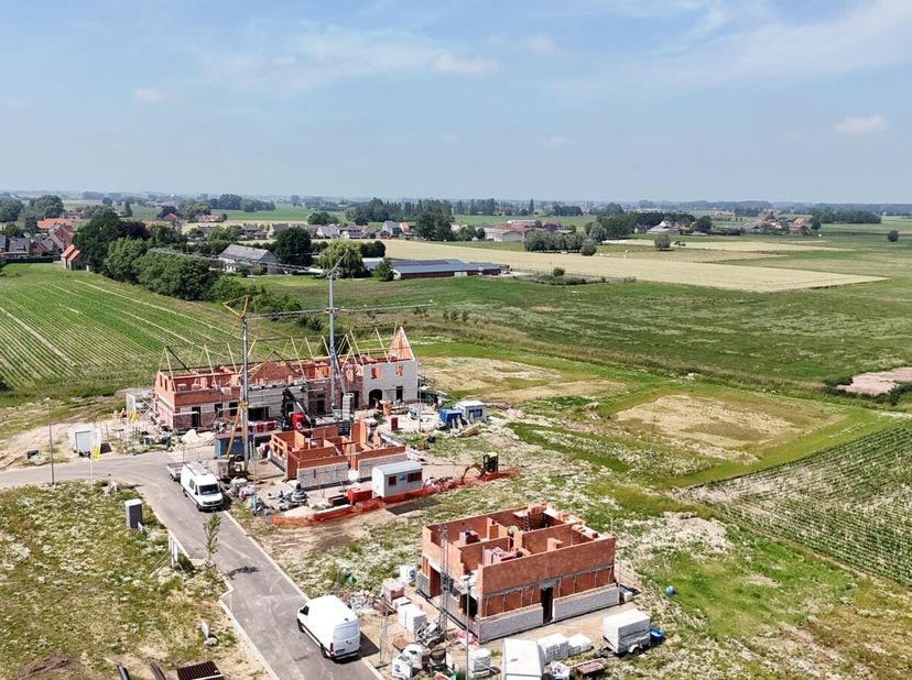 Langs de Hovaerestraat (rechts naast huisnummer 70) in Koekelare realiseren ze deze nieuwe verkaveling waar lot 19 te koop is. Je woont er op een boog