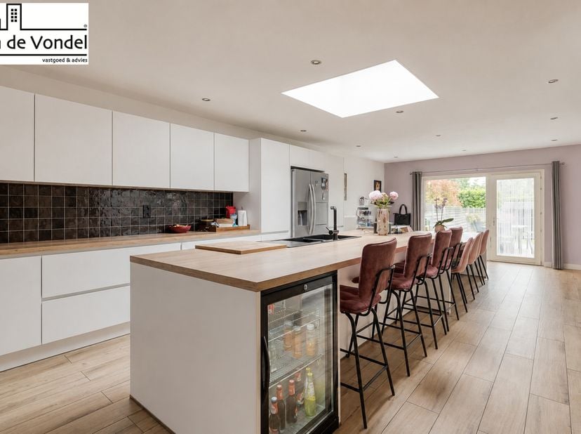 Bent u op zoek naar een ruime, instapklare woning met tal van mogelijkheden en een uitstekende ligging? <br />
Dan zal deze charmante woning u ongetwi
