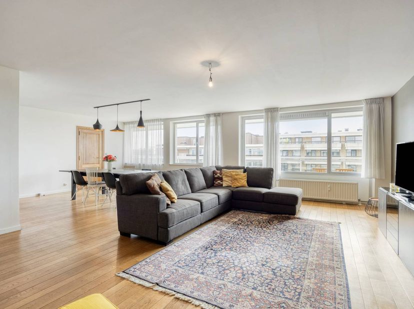 Dit unieke en instapklare penthouse bevindt zich op de achtste verdieping van een karaktervol gebouw uit 1975, gelegen in de felbegeerde Sint-Catharin