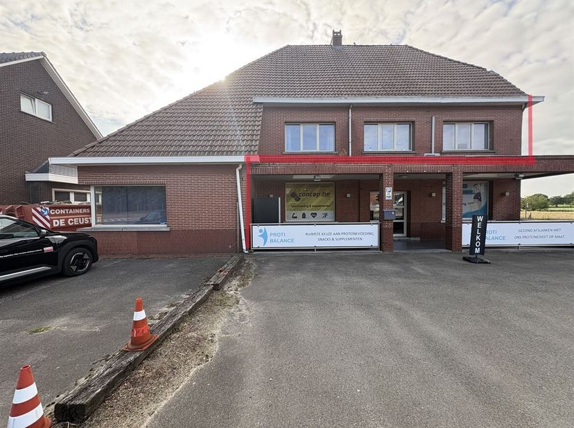 Ruime gezellige woning met 2 slaapkamers, terras en carport.<br />
Ligging: De woning is gelegen te Vorselaar, op de verbindingsweg tussen Herentals e