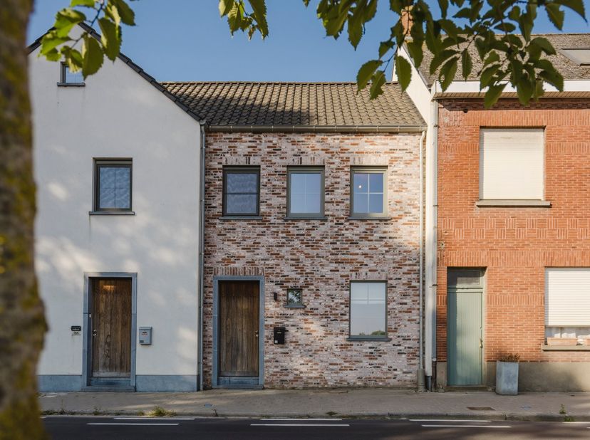 Vanaf-prijs** Deze nieuwbouw uit 2019 te Moen combineert hedendaags comfort met een energiezuinig karakter. Met EPC A+ en conforme elektriciteit zit u