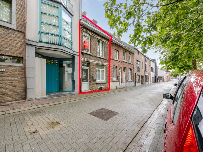 OP TE FRISSEN RIJWONING MET STADSTUIN - <br />
<br />
In het hart van Tongeren, op wandelafstand van het bruisende stadscentrum, ligt deze charmante r