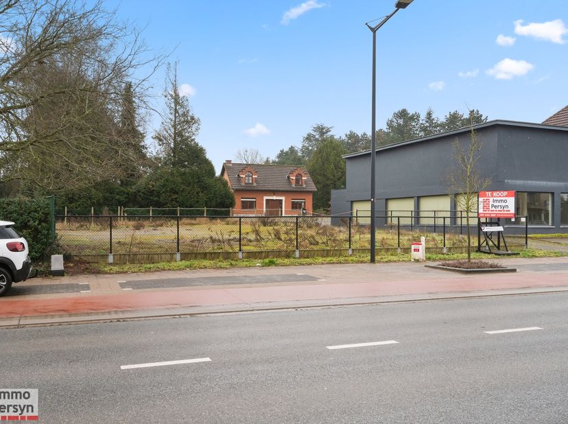 Ben je op zoek naar een ruime bouwoppervlakte om jouw woondroom te realiseren, met de extra troef van een enorme opslagruimte aan huis?<br />
Dan is d