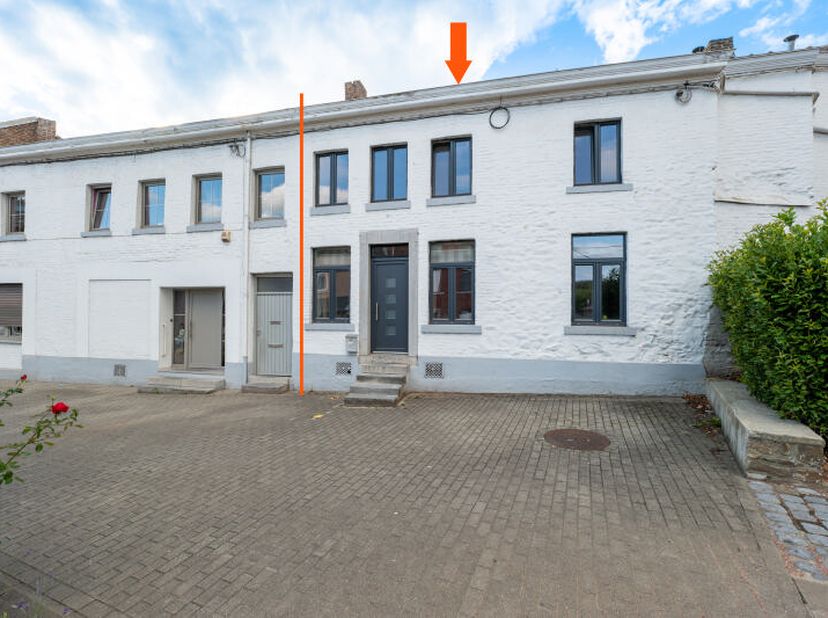 Spacieuse maison à rafraîchir (+/- 195 m² d'après PEB) 3 chambres avec jardin située au coeur du village de Vivegnis, à proximité de toutes les commod